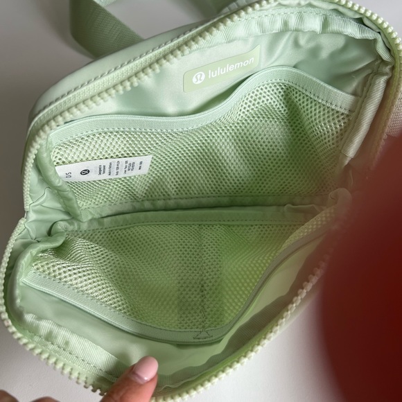 Lululemon Everywhere Belt Bag 1L Green Pastel Kholrabi - Picture 5 of 6